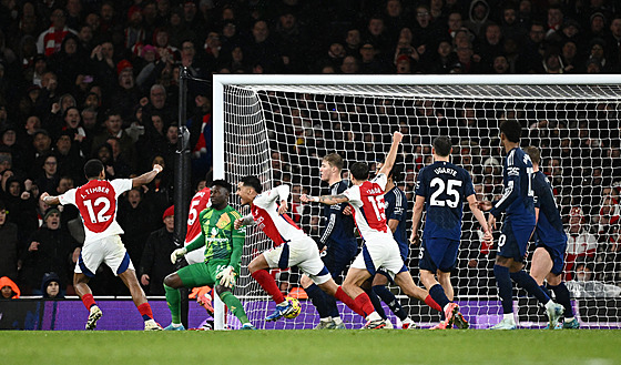 Fotbalisté Arsenalu se radují z gólu.