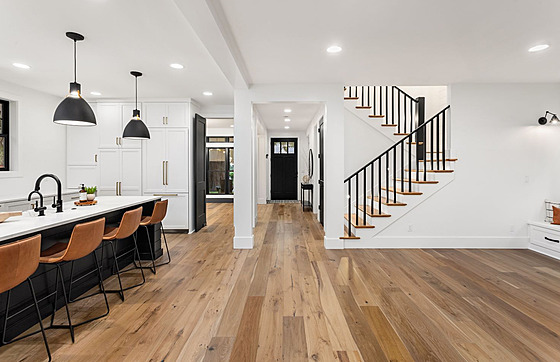 Bílá výmalba je nad�asová a neutrální, nechává vyniknout dekoru d�eva i dal�ím...