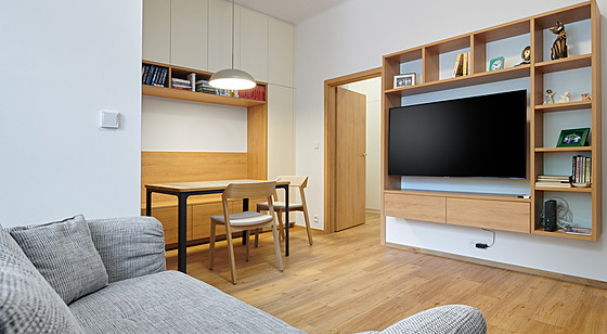 Po�adavek klientky vid�t na obrazovku z kuchyn�, jídelního stolu, seda�ky i...