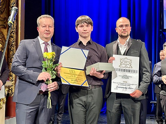 Zleva: Hejtman Richard Brabec, absolutní vít�z Adam Znamirovský a nám�stek...