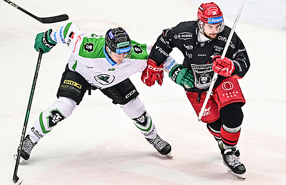 Úto�ník hradeckého Mountfieldu Kevin Klíma (vpravo) vstoupil do extraligové...