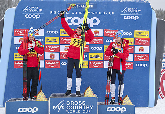 Stupn� vít�z� po závod� na 10 km voln� v Lillehammeru. Zleva druhý Simen...