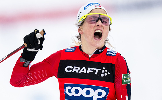 Norská b�kyn� na ly�ích Therese Johaugová se raduje z triumfu v závod� na 10...