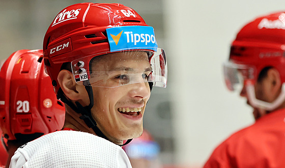 Slovenský obránce Patrik Koch se na dne�ním tréninku Ocelá�� usmíval