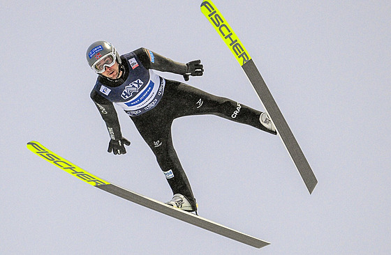 Norský sdru�ená� Jarl Magnus Riiber ve skokanské �ásti závodu Sv�tového poháru...