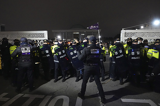 Jihokorejský prezident Jun Sok-jol v zemi vyhlásil stanné právo. Opoziní...