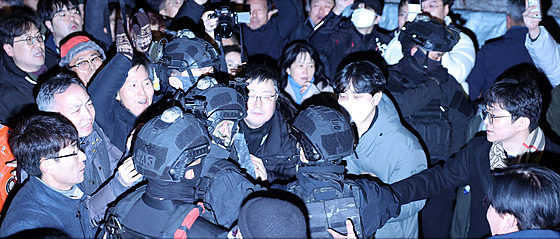 Jihokorejský prezident Jun Sok-jol v zemi vyhlásil stanné právo. Opozi�ní...