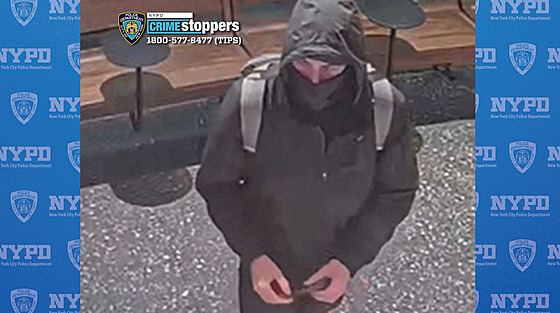 Maskovaného st�elce v New Yorku zachytila kamera. (4. prosince 2024)