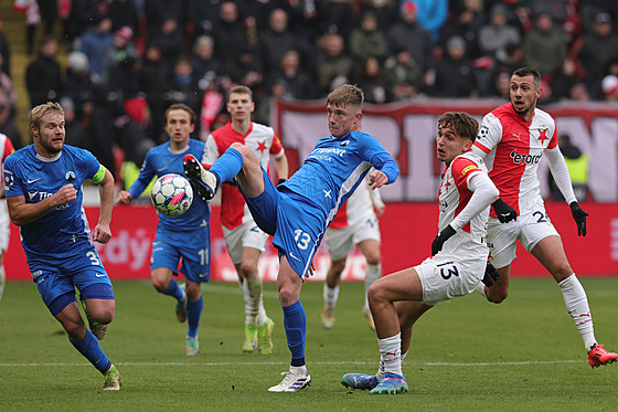Liberecký obránce Adam �evínský odkopává mí� a zastavuje akci Slavie.
