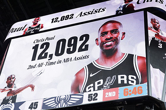 Chris Paul se s fanouky San Antonio Spurs raduje ze své 12 092. asistence.