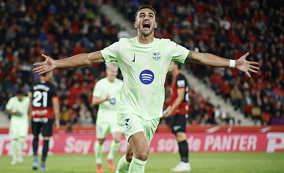 Ferran Torres z Barcelony slaví gól.