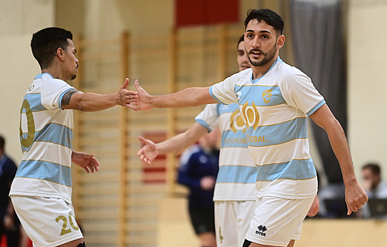 Plze�tí futsalisté e radují z branky.