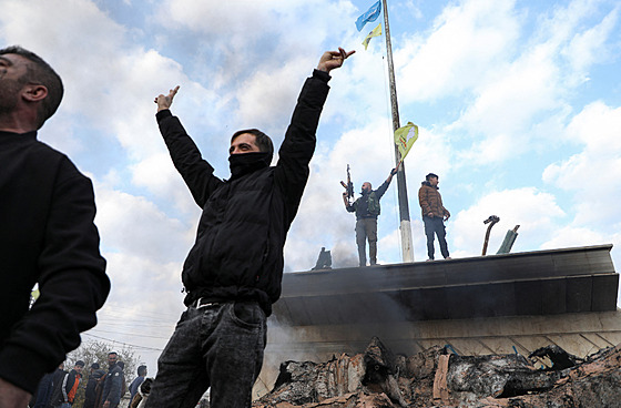 Syané v mst Kámilí slaví konec autoritáského reimu prezidenta Baára...