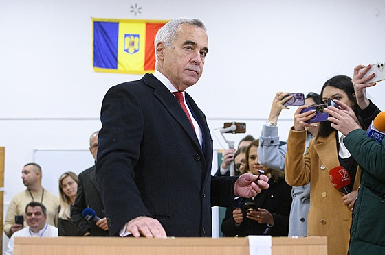 Kandidát na prezidenta Calin Georgescu, který po prvním kole skon�il první,...
