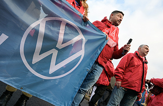 Zam�stnanci Volkswagenu s odborá�skými �álami v barvách centrály IG Metall na...