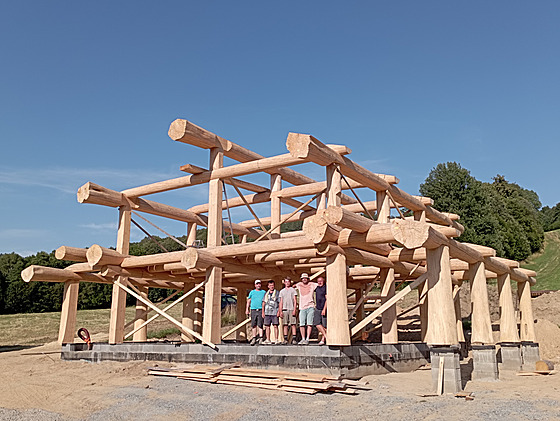 Montá�ní parta p�i výstavb�. Stavba trvala dva dny. 