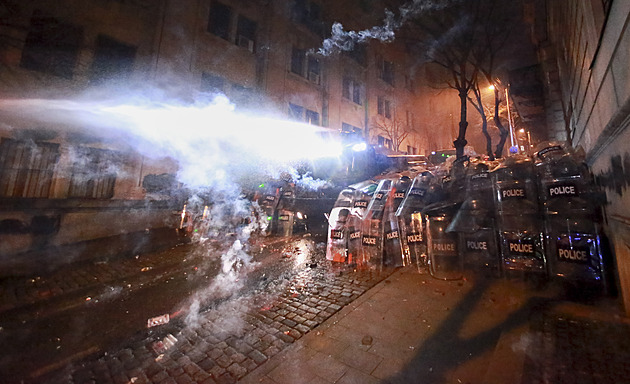 Rány obuškem jako procitnutí z gruzínského snu. Mají protesty potenciál ukrajinského Majdanu?
