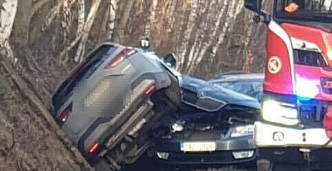 Hromadná nehoda uzavřela D7. U Kladna bouralo šest aut, jeden člověk zraněný