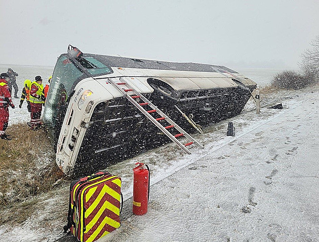 Autobus na Bruntálsku sjel do příkopu, jedenáct lidí se zranilo