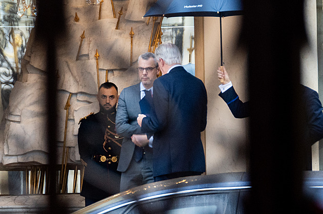 Ústupek socialistům jako spása Francie? Macron se nevzdává a hledá nové řešení