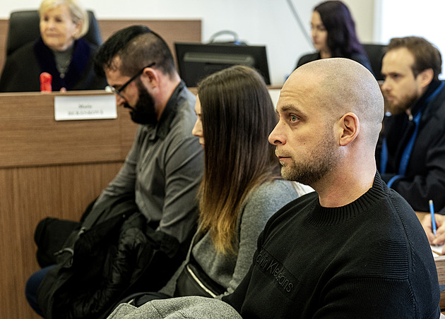 „Natáčely si nás na telefon.“ Expolicista zbil šest dívek, prý ho urážely a napadly
