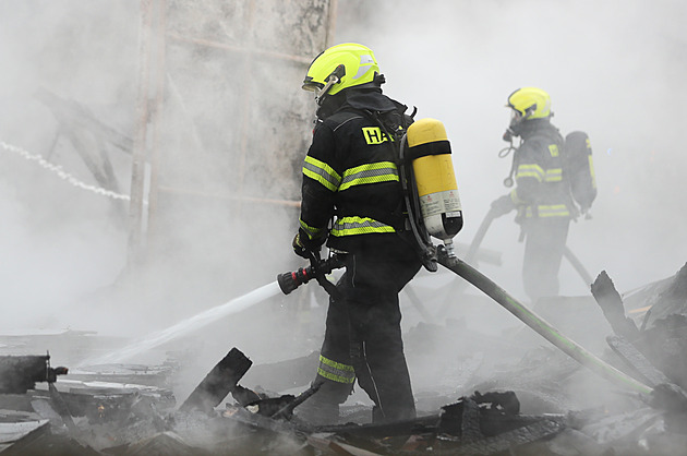 Hasii v Kladn zasahují u poáru budovy v bývalém areálu Poldi v Huské ulici....