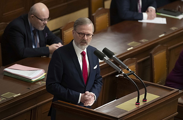 Pokračuje schůze Sněmovny. Nová totalita, kritizoval Babiš Fialův projev