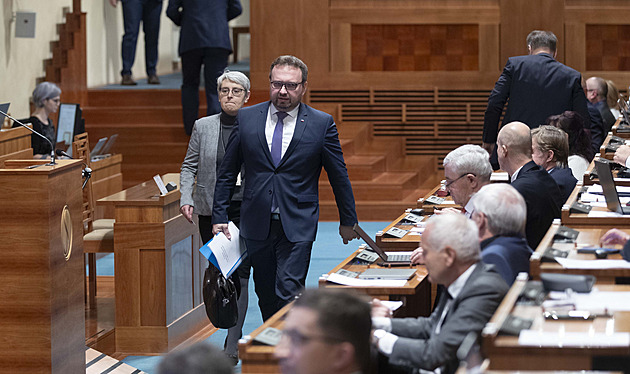Politici nejsou populární a mohou si za to i sami. Shromažďují výhody, seč jim síly stačí