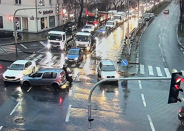Dopravní kolaps v Praze. Provoz komplikuje více než dvacet nehod