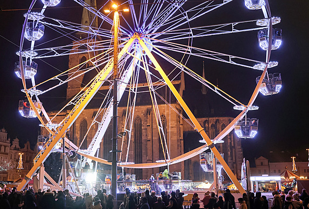 Vánoční trhy v Plzni slibují ceny jako loni a dvě nové postavy do dřevěného betlému