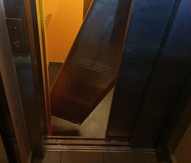 Mu zdemoloval výtah, ve kterém uvázl.