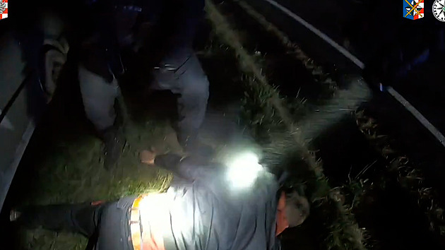 VIDEO: Drcnutí a je v příkopu. Policisté zastavili ujíždějící vůz PIT manévrem