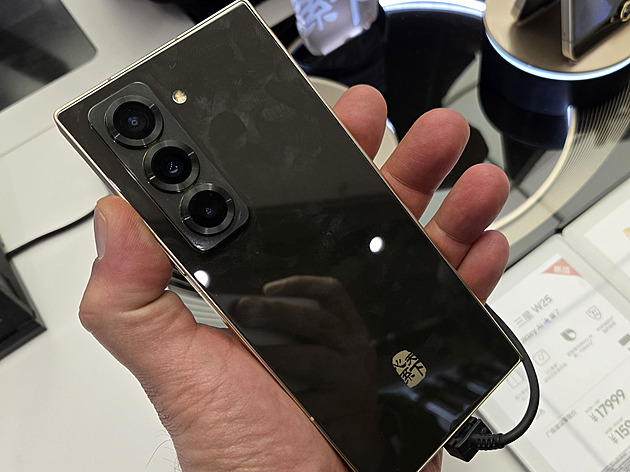 Samsung pod tlakem konkurence upravil skládačku. Tady je výsledek