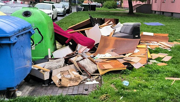 Jedna z ukázek nepoádku okolo kontejnerových stání v ostravském obvodu Jih....