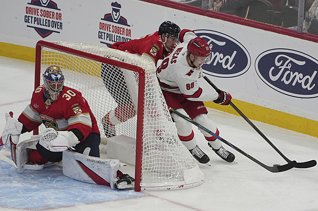 Carolina tvrdě narazila, Nečas už nevede bodování NHL