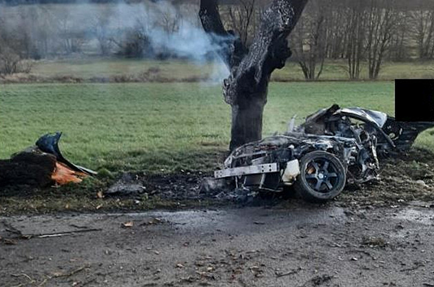 idi narazil do dvou strom, auto pak zaalo hoet. Spolujezdec nehodu...