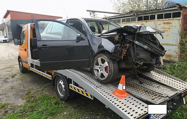 idi naboural auto a nehodu nenahlásil na policii, pestoe se pi ní zranil...