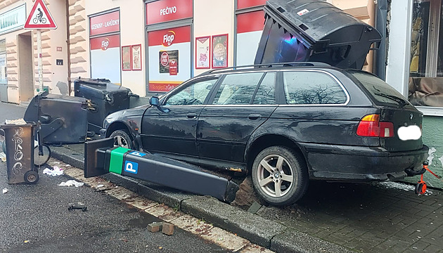 Opilý řidič porazil parkovací automat i popelnice. Zkoušel jsem driftovat, řekl