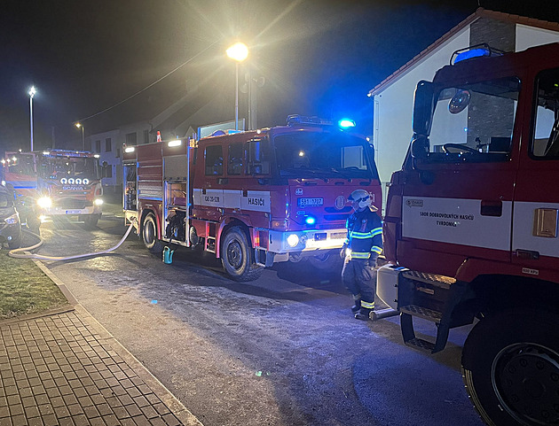 Hasiči bojují s požárem nedaleko brněnského centra, z místa stoupal černý dým