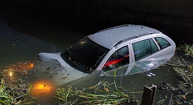 V Libianech na Pardubicku skonila koda Fabia ve poární nádri. (9. prosince...