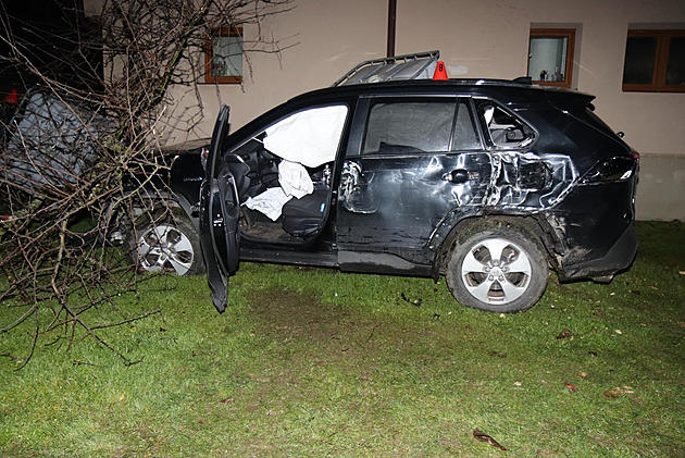 S jabloní a kontejnery na kapot se zastavil a o rodinný dm. (29. listopadu...