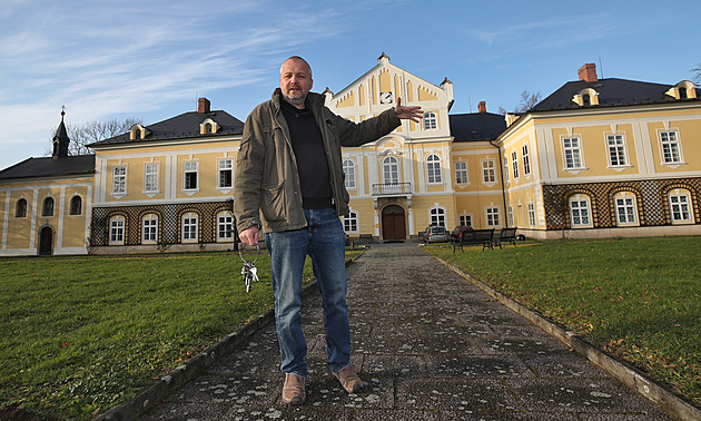 Kastelán Krytof Hyvnar ped zámkem Nová Horka