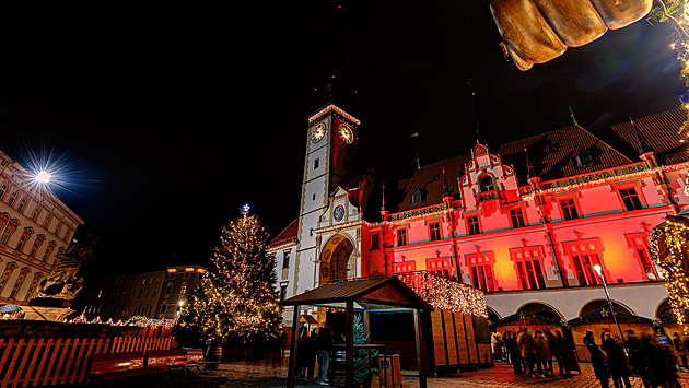 Pohled na olomoucké Horní námstí s adventními trhy a vánoním stromem, kterým...