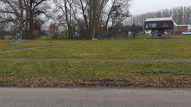 Zelený palouk mezi sídlem Moravské výrobní a hlavní silnicí, kam chce firma...