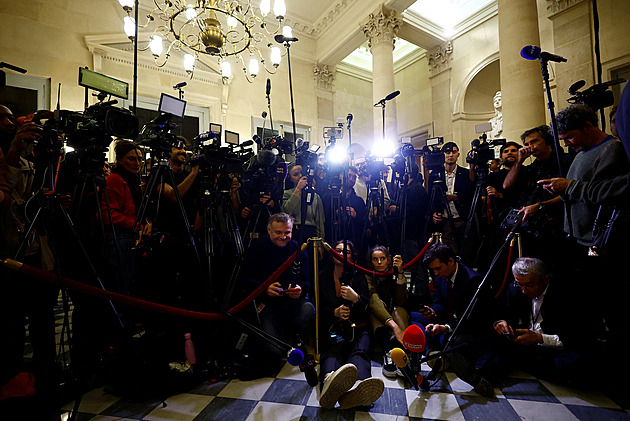 Nedůvěra vládě za cenu chaosu. Zvládnou Francouzi po olympiádě a obnově Notre-Dame i domácí politiku?