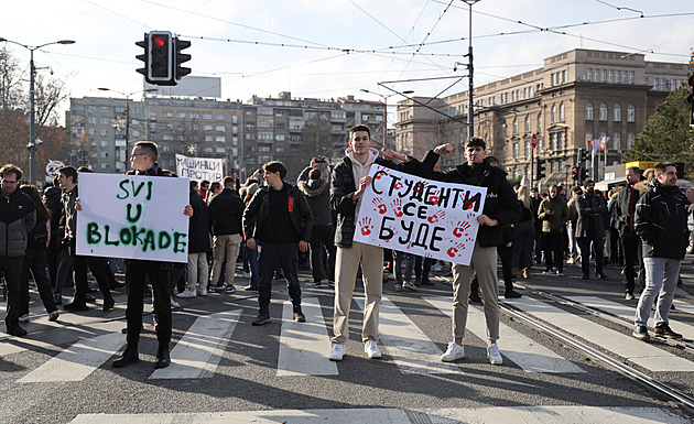 Řidič najel do lidí blokujících dopravu v Bělehradě, čtyři zranil