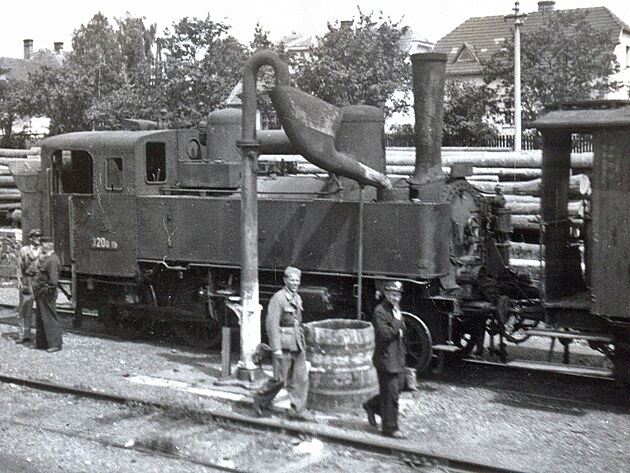 Kmenovou lokomotivou trati Rokycany � Nezv�stice byl stroj 320.019, na sn�mku...