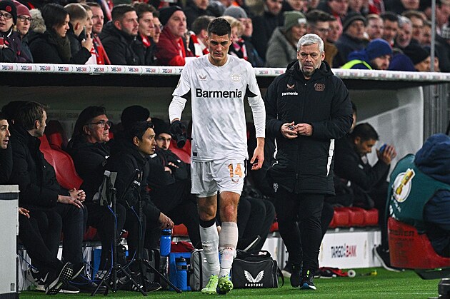 �esk� �to�n�k Patrik Schick z Leverkusenu se v z�pase proti Bayernu zranil. Do...