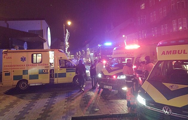 Zásah pti sanitek a tí jednotek hasi si vyádalo zamoení obchodu v Nejdku...