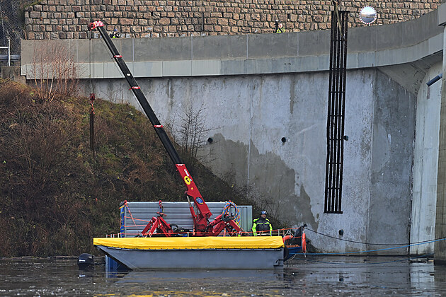 Povodí Ohe mní esle na vodním díle Bezová. Práce provádjí vykolení...